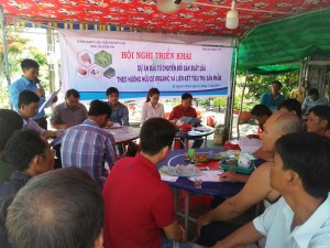 Cán bộ phụ trách kỹ thuật triển khai kế hoạch cho người dân tham gia mô hình (Ảnh: H.Thi)